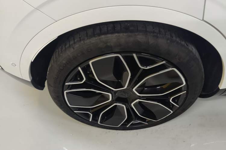 Used Avatr 11 2022 Ultra-Long Range Dual-Motor Luxury Edition 4 Seats Right Rear Wheel Hub