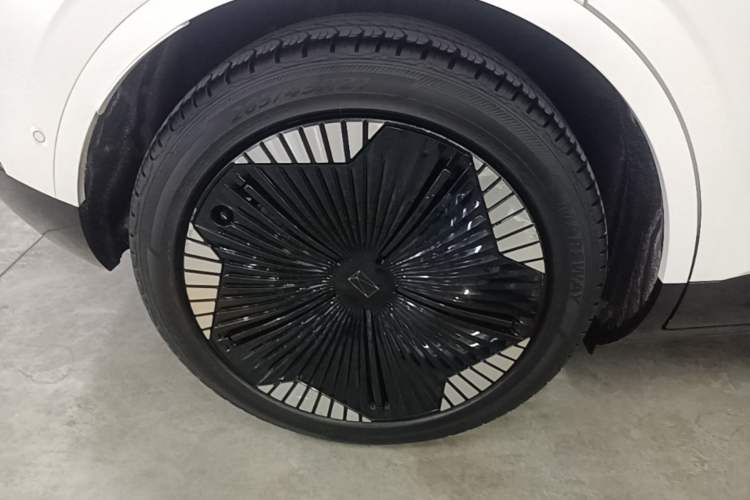 Used Avatr 11 2022 Long-Range Dual-Motor Luxury Edition 5 Seats Right Rear Wheel Hub