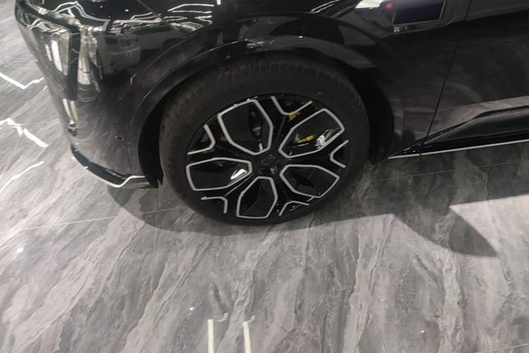 Used Avatr 11 2023 Harmony 90° Luxury Edition Left Front Wheel Hub