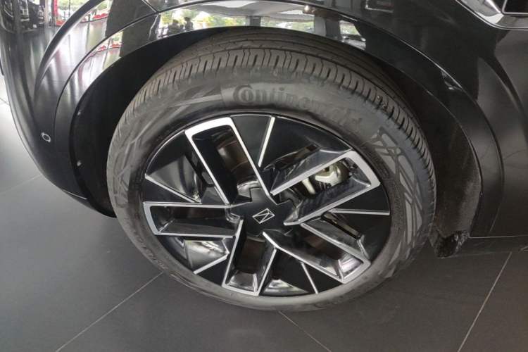 Used Avatr 11 2023 Harmony 90° Four-Wheel Drive Version Left Front Wheel Hub