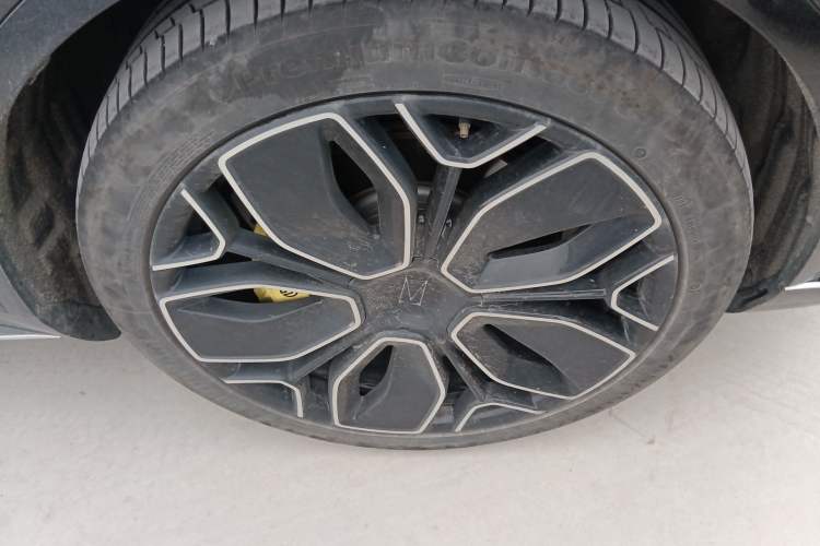 Used Avatr 11 2023 HarmonyOS Edition Smart Enjoyment Upgrade Model 90-Degree Luxury Edition Right Front Wheel Hub