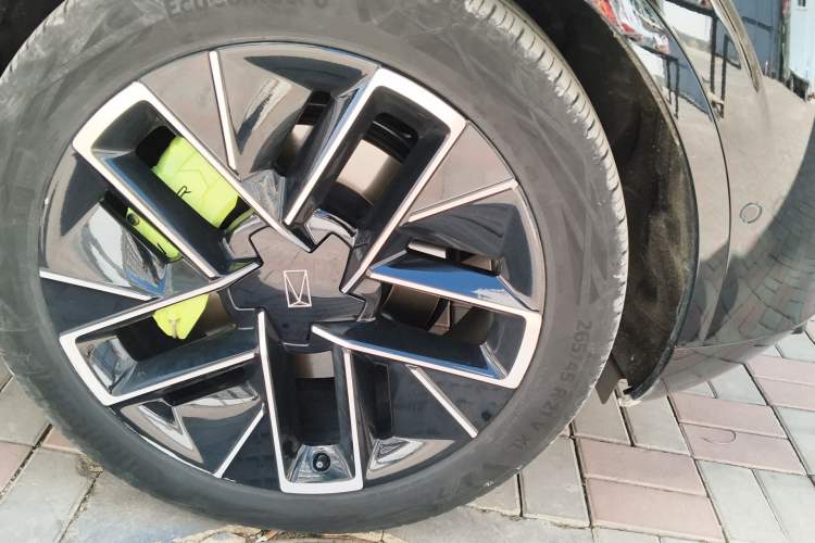 Used Avatr 11 2023 HarmonyOS Version Smart Enjoyment Upgrade Model 90-Degree Rear-Wheel Drive Edition Right Front Wheel Hub