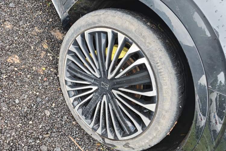 Used Avatr 11 2023 Harmony 90° Luxury Edition Right Front Wheel Hub
