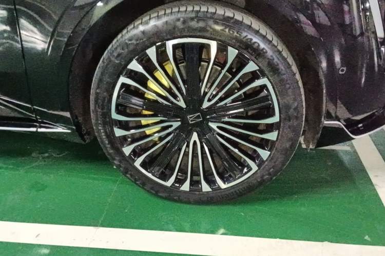 Used Avatr 11 2023 Harmony 116° Luxury Edition Right Front Wheel Hub