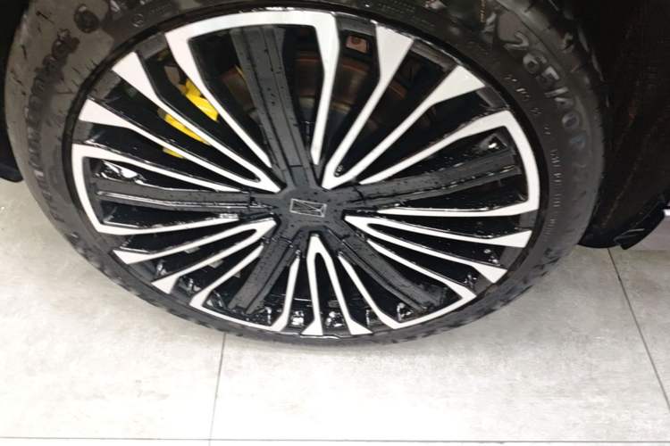 Used Avatr 11 2023 HarmonyOS Edition Smart Enjoyment Upgrade Model 90-Degree Luxury Edition Right Rear Wheel Hub