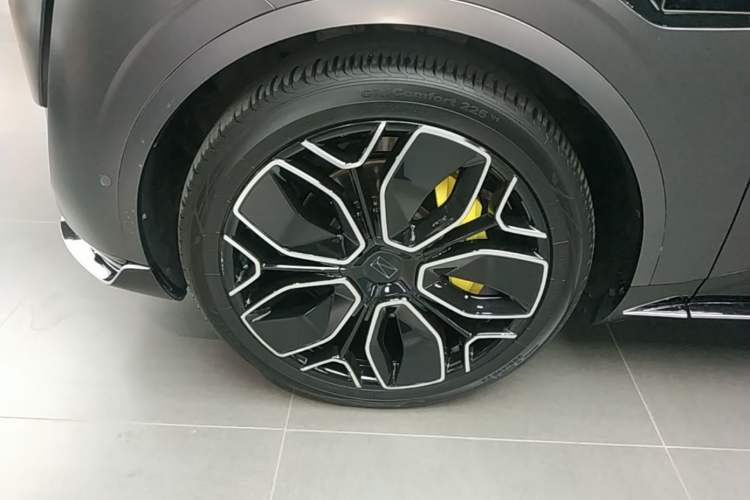 Used Avatr 11 2023 Harmony 90° Luxury Edition Left Front Wheel Hub