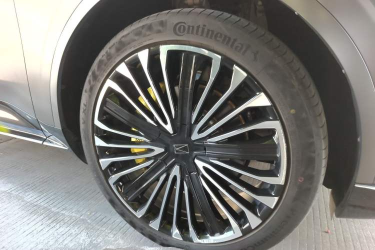 Used Avatr 11 2023 Harmony 116° Luxury Edition Right Front Wheel Hub