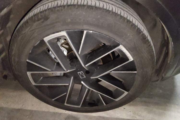 Used Avatr 11 2023 HarmonyOS Version Smart Enjoyment Upgrade Model 90-Degree Rear-Wheel Drive Edition Right Front Wheel Hub