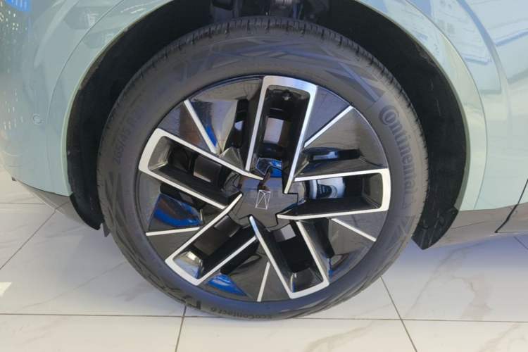 Used Avatr 11 2023 HarmonyOS Version Smart Enjoyment Upgrade Model 90-Degree Rear-Wheel Drive Edition Left Front Wheel Hub