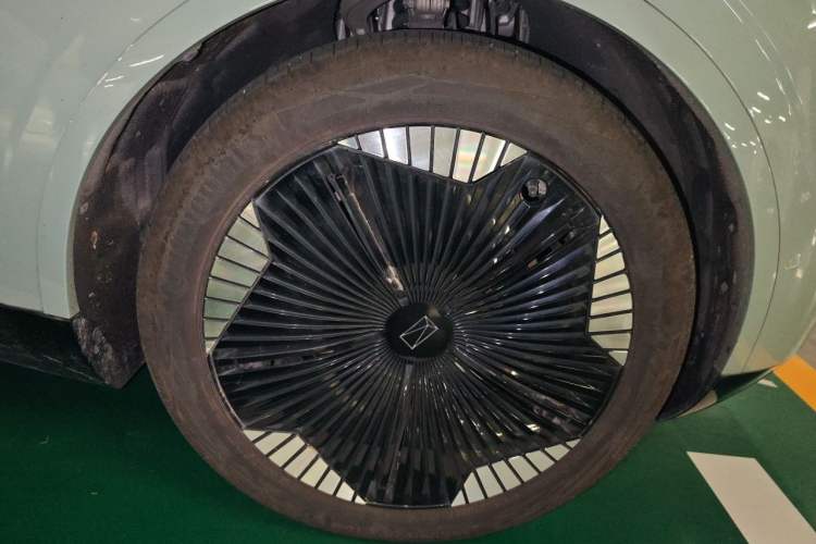 Used Avatr 11 2023 Harmony 90° Luxury Edition Right Front Wheel Hub