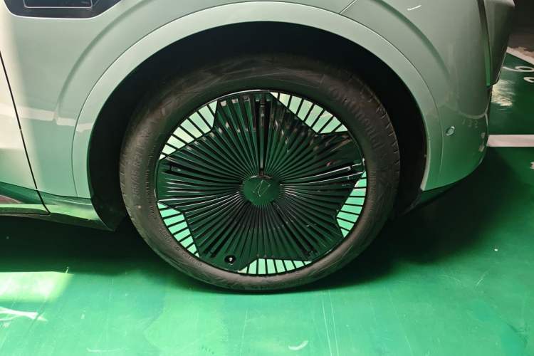 Used Avatr 11 2023 HarmonyOS Version Smart Enjoyment Upgrade Model 90-Degree Rear-Wheel Drive Edition Right Front Wheel Hub