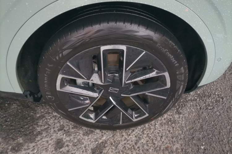 Used Avatr 11 2023 HarmonyOS Version Smart Enjoyment Upgrade Model 90-Degree Rear-Wheel Drive Edition Right Front Wheel Hub