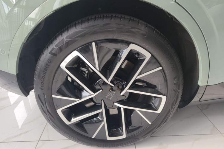 Used Avatr 11 2023 HarmonyOS Version Smart Enjoyment Upgrade Model 90-Degree Rear-Wheel Drive Edition Right Rear Wheel Hub