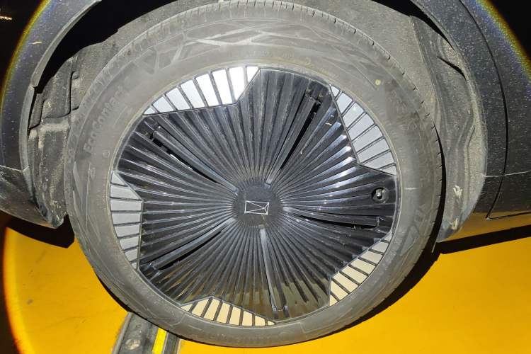 Used Avatr 11 2023 Harmony 90-degree Rear-wheel Drive Business Edition Right Front Wheel Hub