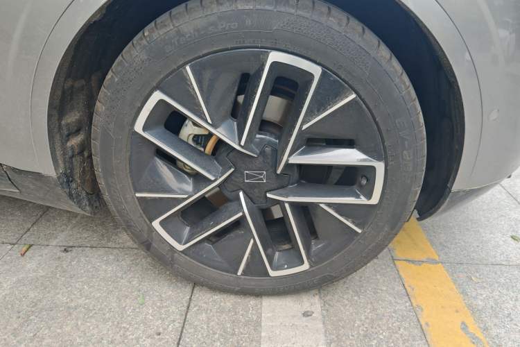 Used Avatr 11 2023 Harmony 90-degree Rear-wheel Drive Business Edition Right Front Wheel Hub