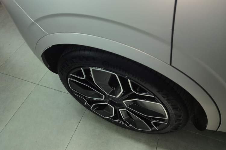 Used Avatr 11 2023 Harmony 116° Luxury Edition Right Rear Wheel Hub