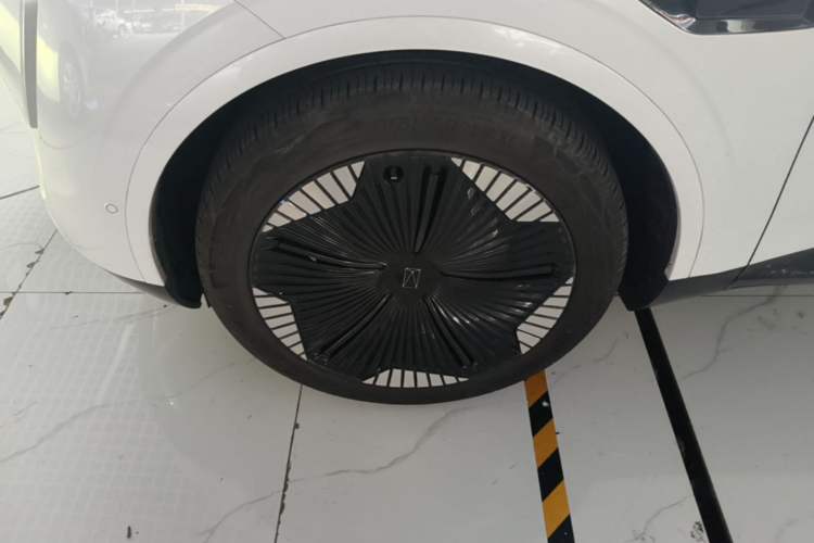 Used Avatr 11 2023 HarmonyOS Version Smart Enjoyment Upgrade Model 90-Degree Rear-Wheel Drive Edition Left Front Wheel Hub