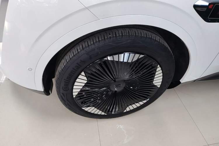 Used Avatr 11 2023 HarmonyOS Version Smart Enjoyment Upgrade Model 90-Degree Rear-Wheel Drive Edition Left Front Wheel Hub