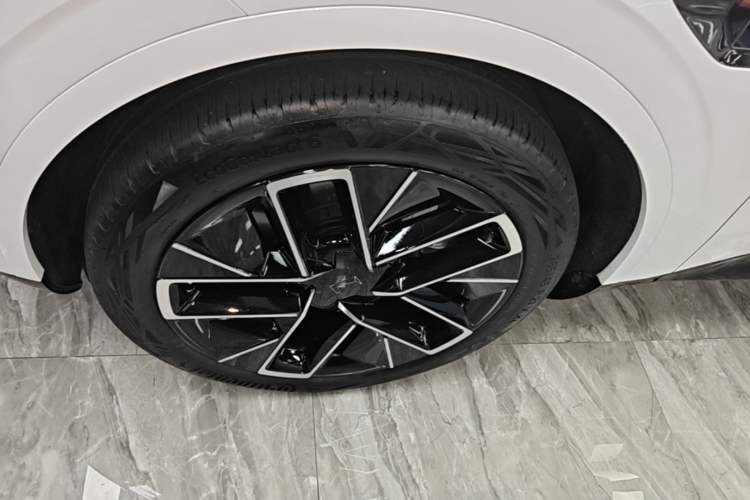 Used Avatr 11 2023 HarmonyOS Version Smart Enjoyment Upgrade Model 90-Degree Rear-Wheel Drive Edition Left Front Wheel Hub