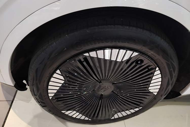 Used Avatr 11 2023 Harmony 90-degree Rear-wheel Drive Business Edition Left Front Wheel Hub