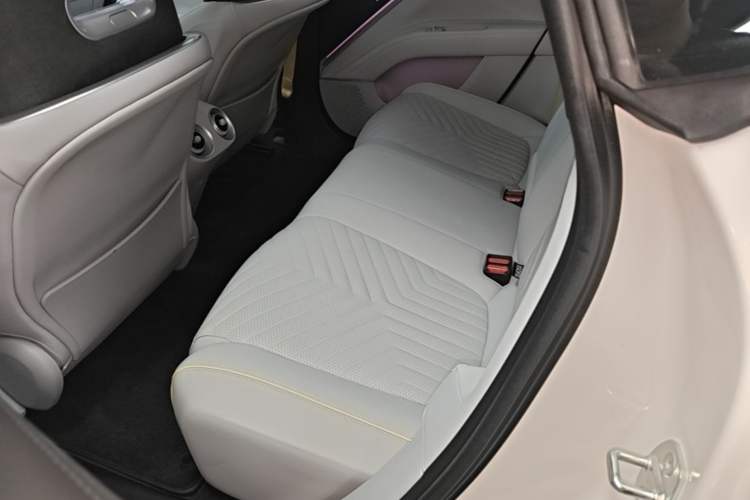 Used Avatr 11 2023 HarmonyOS Version Smart Enjoyment Upgrade Model 90-Degree Rear-Wheel Drive Edition Left Rear Seat