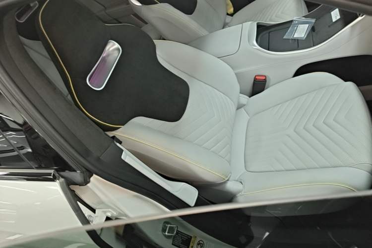 Used Avatr 11 2023 HarmonyOS Version Smart Enjoyment Upgrade Model 90-Degree Rear-Wheel Drive Edition Right Front Seat