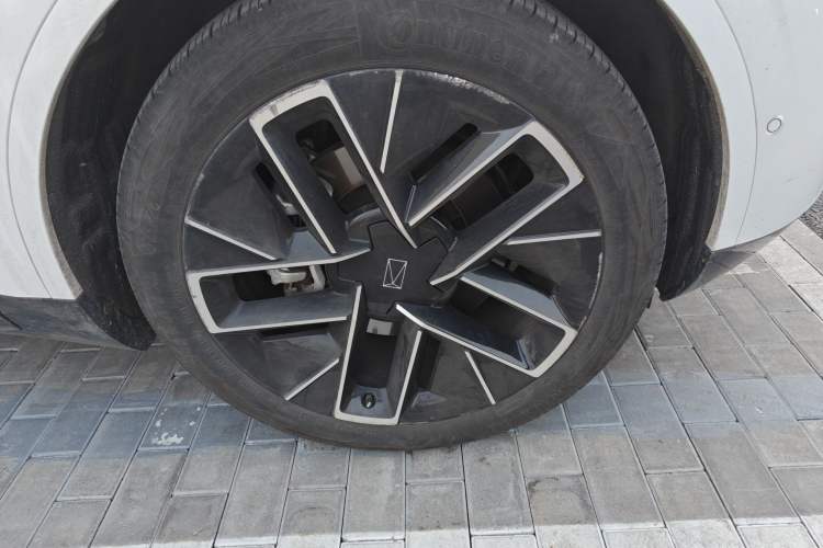Used Avatr 11 2023 HarmonyOS Version Smart Enjoyment Upgrade Model 90-Degree Rear-Wheel Drive Edition Right Front Wheel Hub