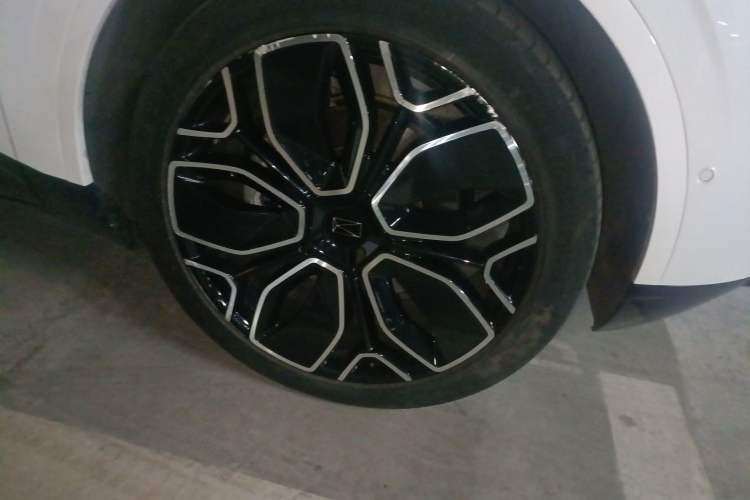 Used Avatr 11 2023 Harmony 90-degree Rear-wheel Drive Business Edition Right Front Wheel Hub