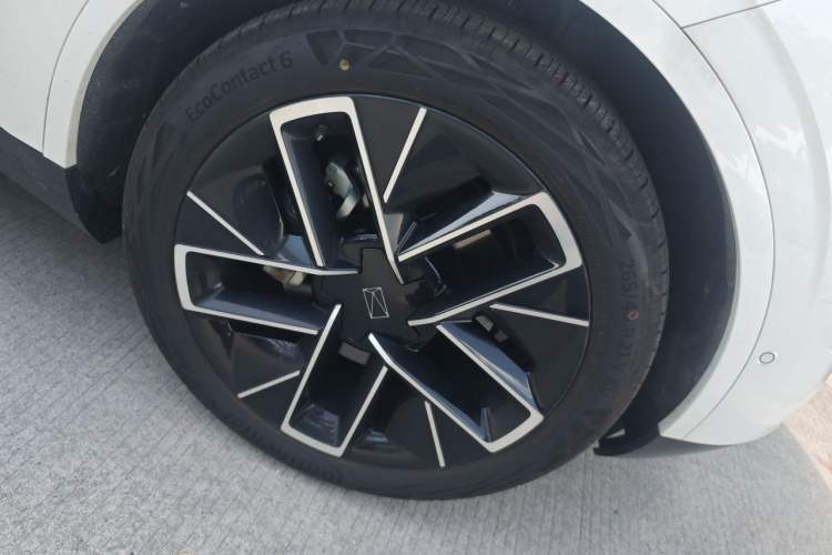 Used Avatr 11 2023 Harmony 90-degree Rear-wheel Drive Edition Right Front Wheel Hub
