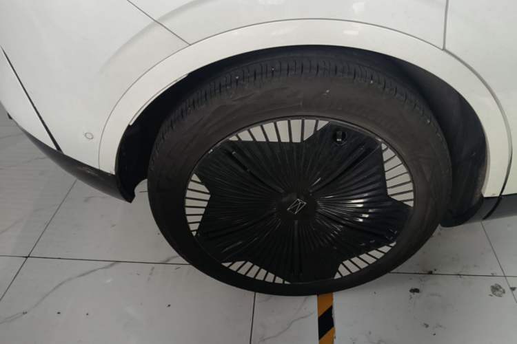 Used Avatr 11 2023 HarmonyOS Version Smart Enjoyment Upgrade Model 90-Degree Rear-Wheel Drive Edition Right Rear Wheel Hub