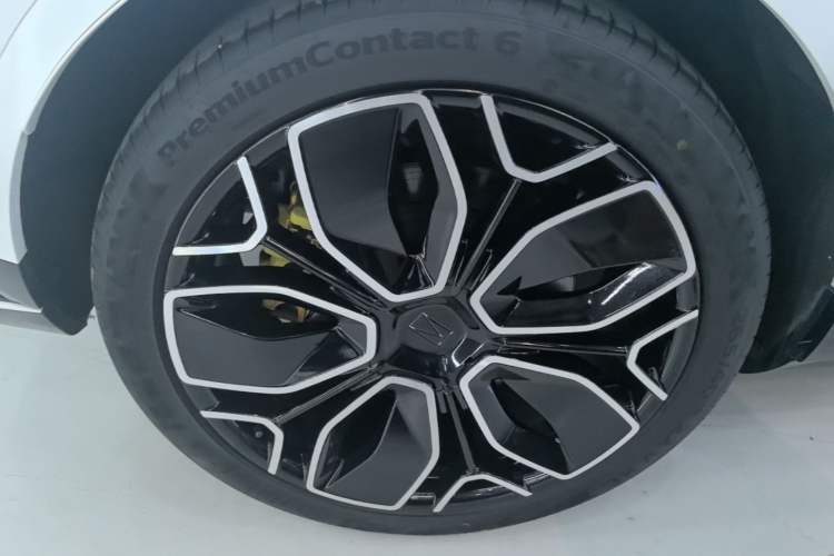 Used Avatr 11 2023 Harmony 90° Luxury Edition Right Rear Wheel Hub