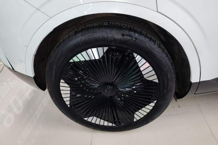 Used Avatr 11 2023 HarmonyOS Version Smart Enjoyment Upgrade Model 90-Degree Rear-Wheel Drive Edition Right Rear Wheel Hub