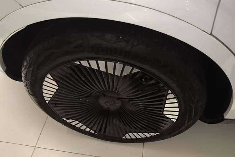 Used Avatr 11 2023 HarmonyOS Version Smart Enjoyment Upgrade Model 90-Degree Rear-Wheel Drive Edition Right Rear Wheel Hub