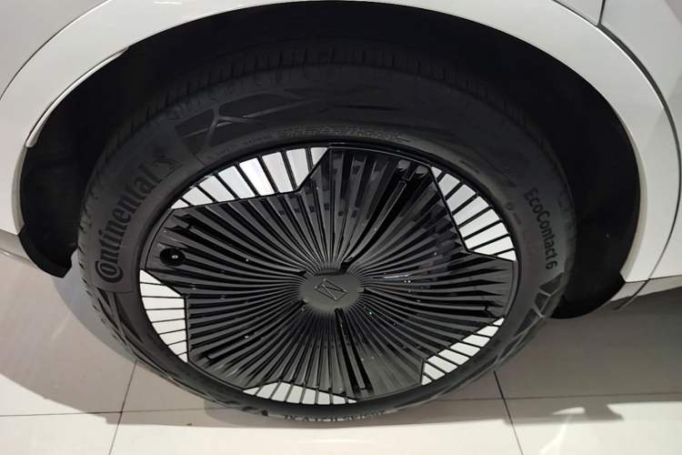 Used Avatr 11 2023 Harmony 90-degree Rear-wheel Drive Business Edition Right Rear Wheel Hub
