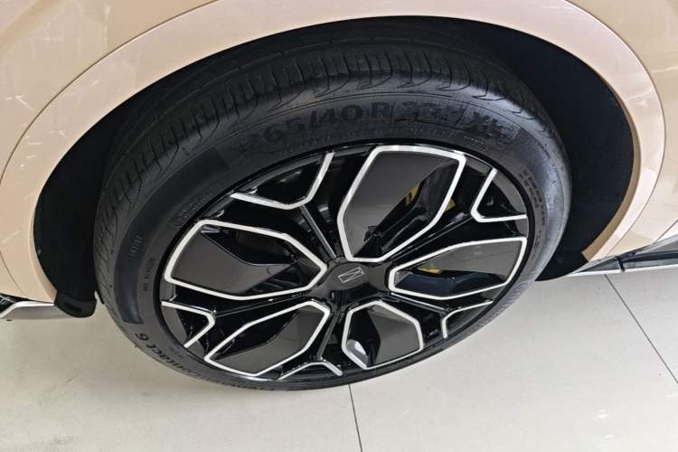 Used Avatr 11 2023 HarmonyOS Version Smart Enjoyment Upgrade Model 116-degree Rear-Wheel Drive Edition Left Front Wheel Hub