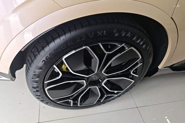 Used Avatr 11 2023 HarmonyOS Version Smart Enjoyment Upgrade Model 116-degree Rear-Wheel Drive Edition Right Rear Wheel Hub