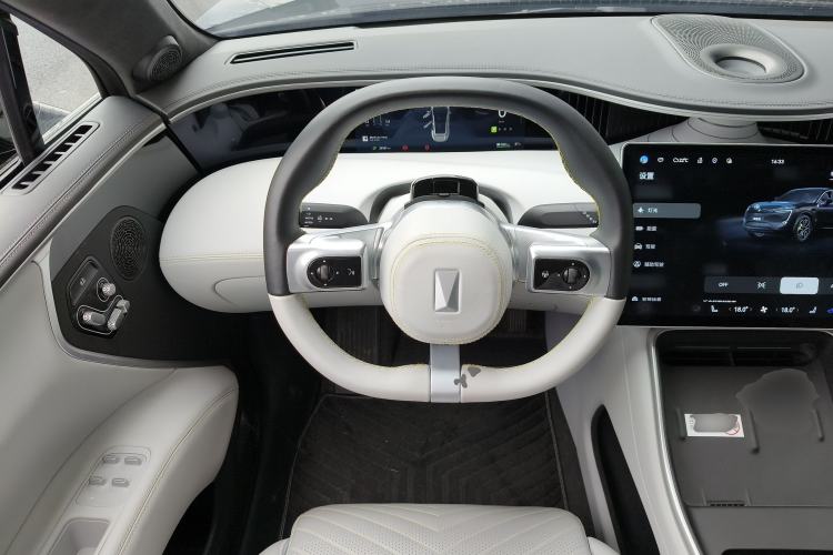 Used Avatr 11 2024 630 Rear-Wheel Drive Edition with Three Lasers Steering Wheel