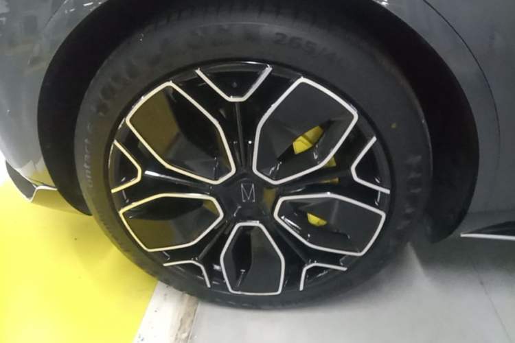 Used Avatr 11 2024 730 Luxury Edition with Three Lasers and Rear-Wheel Drive Left Front Wheel Hub