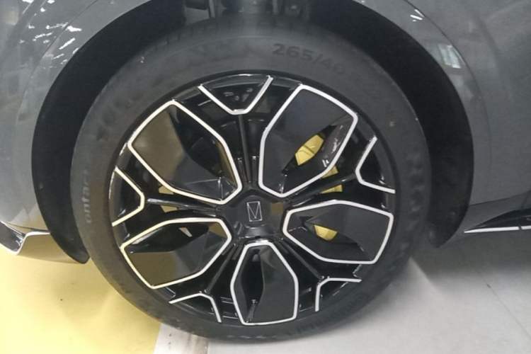 Used Avatr 11 2024 730 Luxury Edition with Three Lasers and Rear-Wheel Drive Left Front Wheel Hub