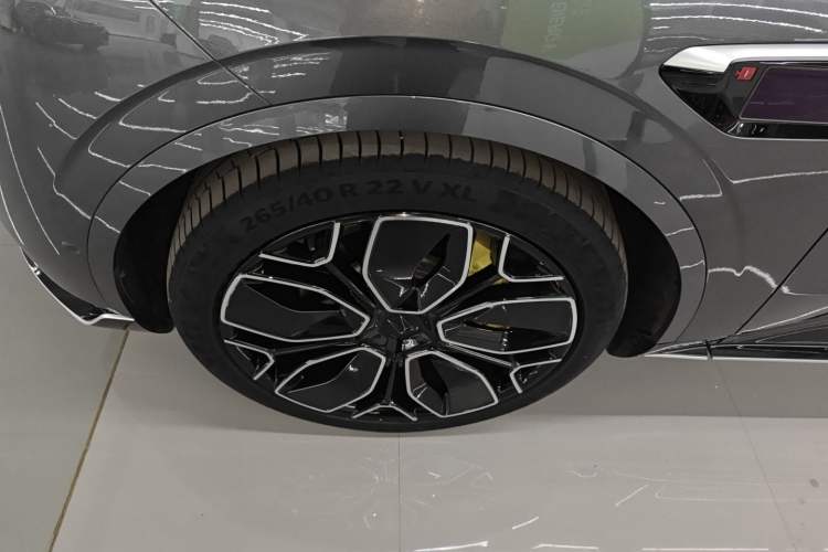 Used Avatr 11 2024 730 Luxury Edition with Three Lasers and Rear-Wheel Drive Left Front Wheel Hub
