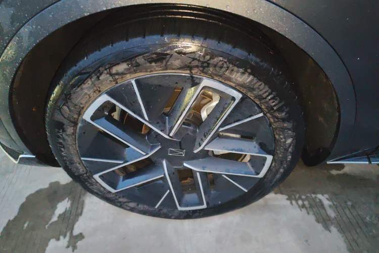 Used Avatr 11 2024 580 Three-Laser Four-Wheel Drive Luxury Edition Left Front Wheel Hub
