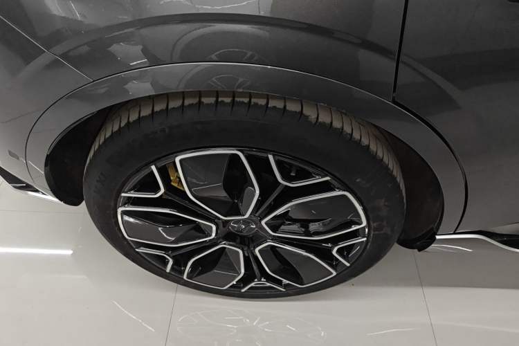 Used Avatr 11 2024 730 Luxury Edition with Three Lasers and Rear-Wheel Drive Right Rear Wheel Hub