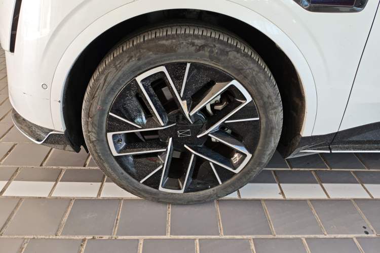 Used Avatr 11 2024 580 Three-Laser Four-Wheel Drive Luxury Edition Left Front Wheel Hub