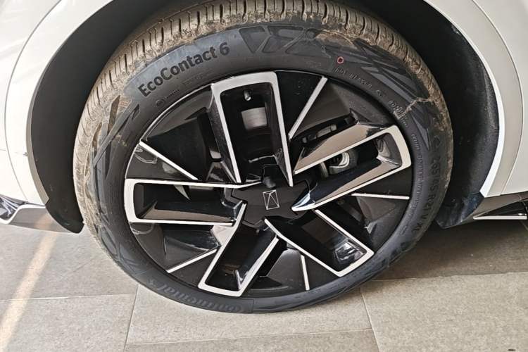 Used Avatr 11 2024 580 Three-Laser Four-Wheel Drive Luxury Edition Left Front Wheel Hub
