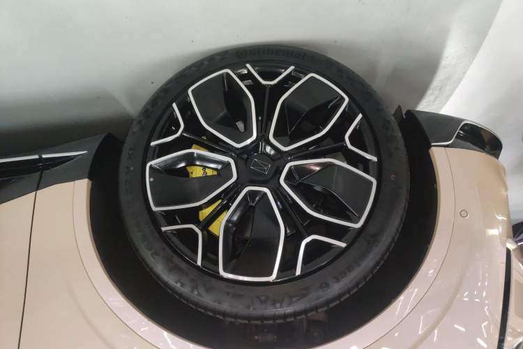 Used Avatr 11 2024 630 Rear-Wheel Drive Edition with Three Lasers Left Front Wheel Hub