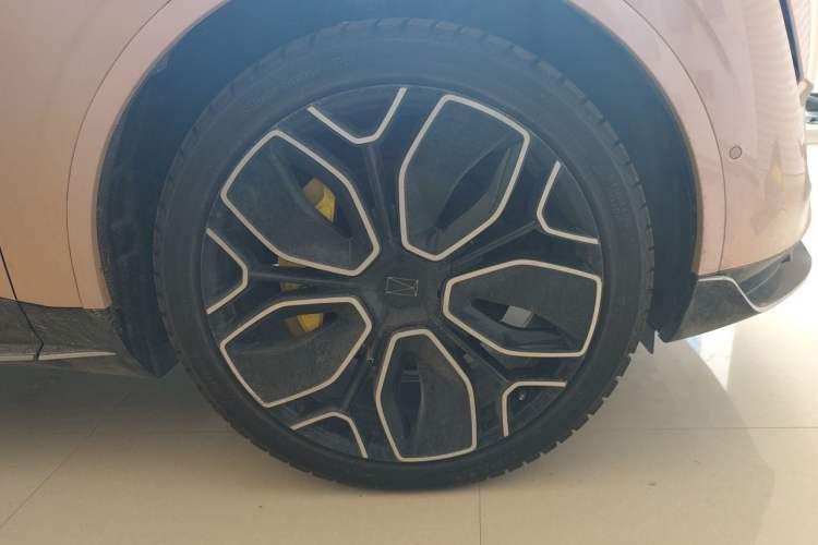 Used Avatr 11 2024 630 Rear-Wheel Drive Edition with Three Lasers Right Front Wheel Hub