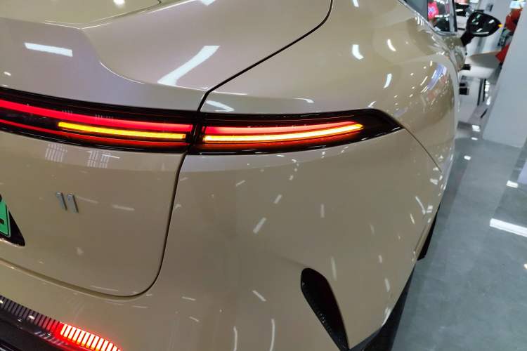 Used Avatr 11 2024 580 Three-Laser Four-Wheel Drive Luxury Edition Right Rear Taillight