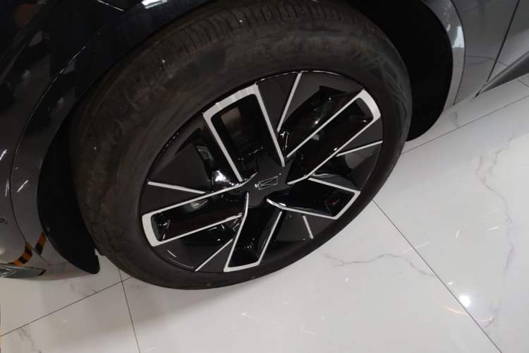 Used Avatr 11 2025 Year Updated Max Extended-Range Version Left Front Wheel Hub