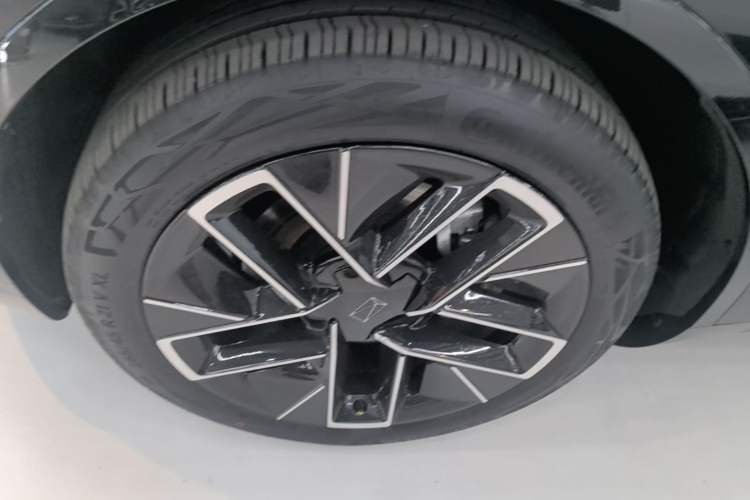 Used Avatr 11 2025 Max All-Electric Four-Wheel Drive Left Front Wheel Hub