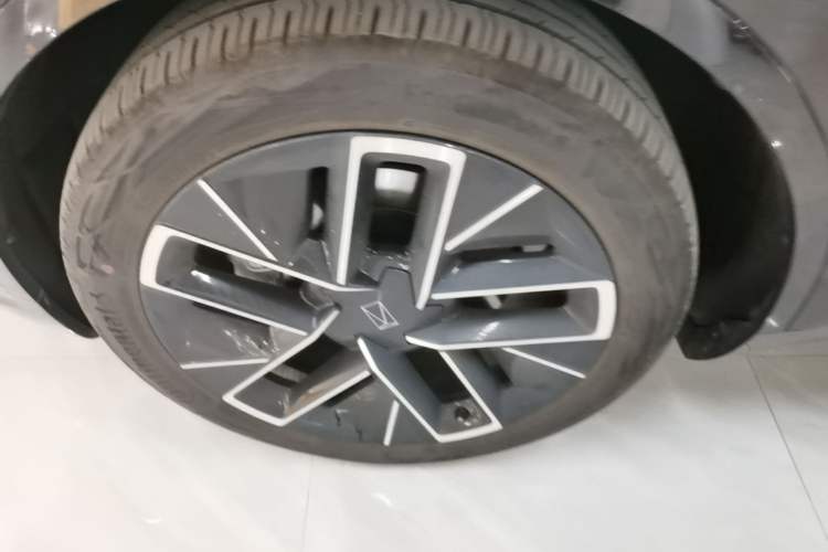 Used Avatr 11 2025 Ultra Extended-Range Edition Left Front Wheel Hub